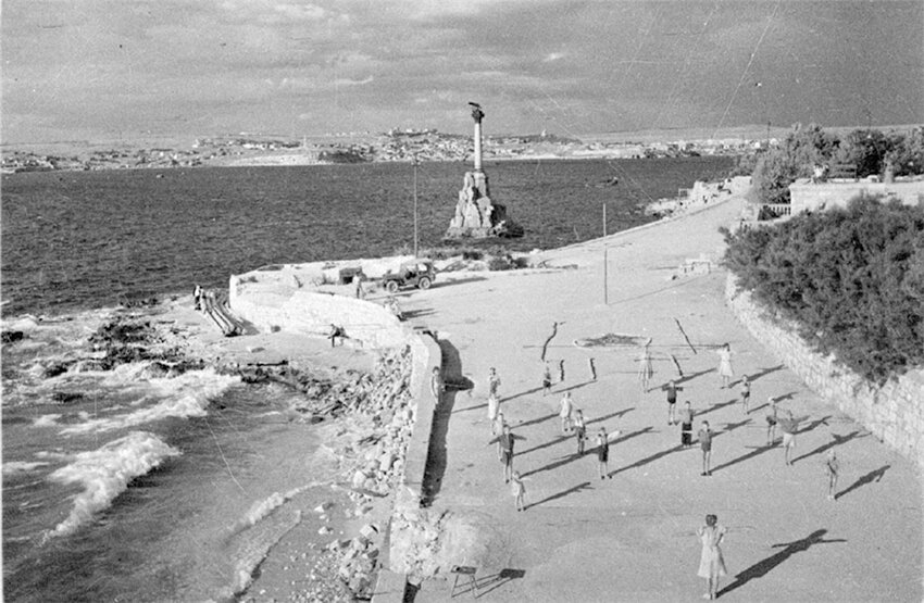 В освобожденном Севастополе. Май 1944 года