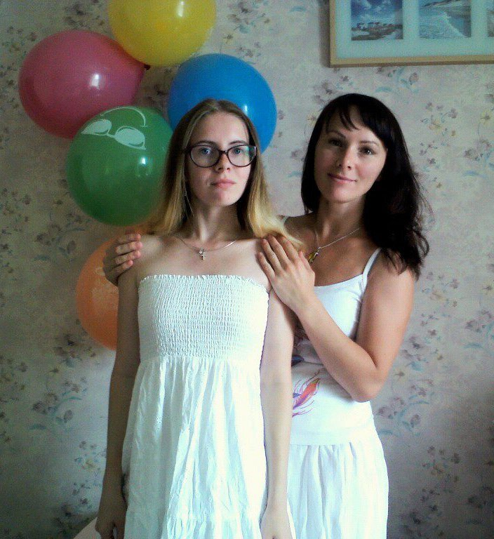 Нет, это не моя старшая сестра😉Справа от вас мама. 