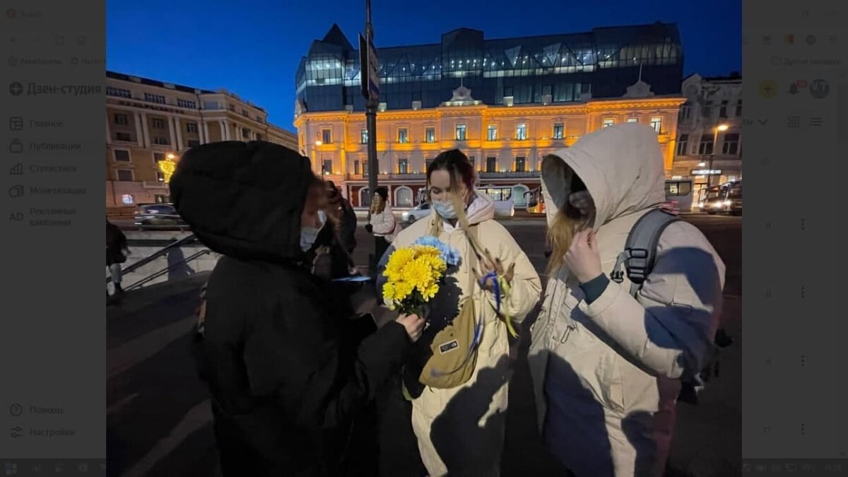 Скришот телеграм-канала "ТОР": на площадь Владивостока вышли девушки с желто-синими букетами 