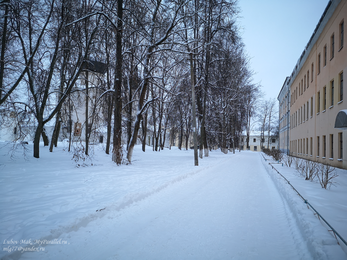 Семинария справа. В советское время здесь размещался Новгородский педагогический институт. Ему же принадлежала и церковь Сретения, где был устроен спортивный зал.