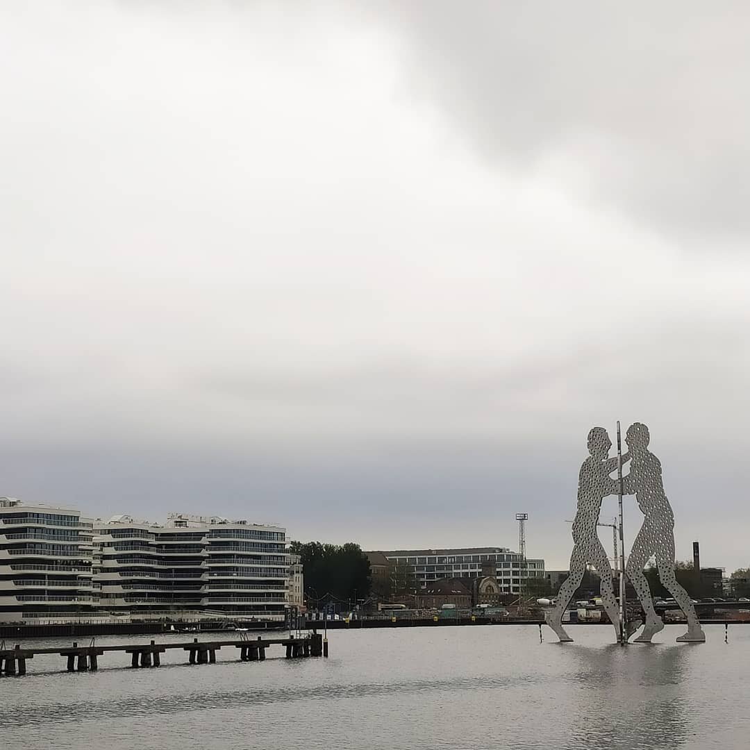 "Молекулярный человек". Берлинская скульптура, задумкой которой было показать целостность и единство в мире.
