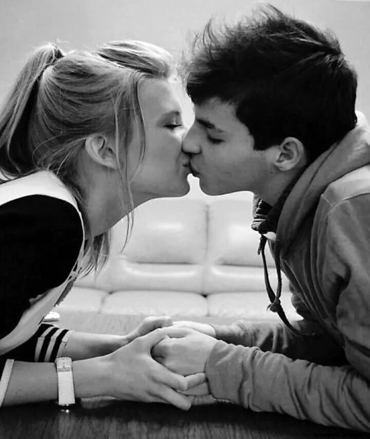 поцелую подростков. влюбленные пары подростки. милые пары. милые подростковые пары. любовь подростков.