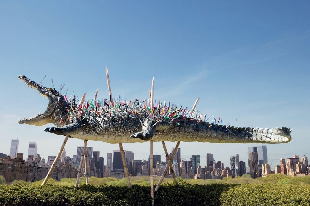 Цай Гоцян. Расходитесь! Здесь смотреть не на что!, 2006 Резина, острые предметы, конфискованные службой безопасности в аэропорту
Собрание автора. Фотография: (c) Тереза Кристиансен.
Права на изображение принадлежат Метрополитен-музею, Нью-Йорк (США). Изображение предоставлено Cai Studio