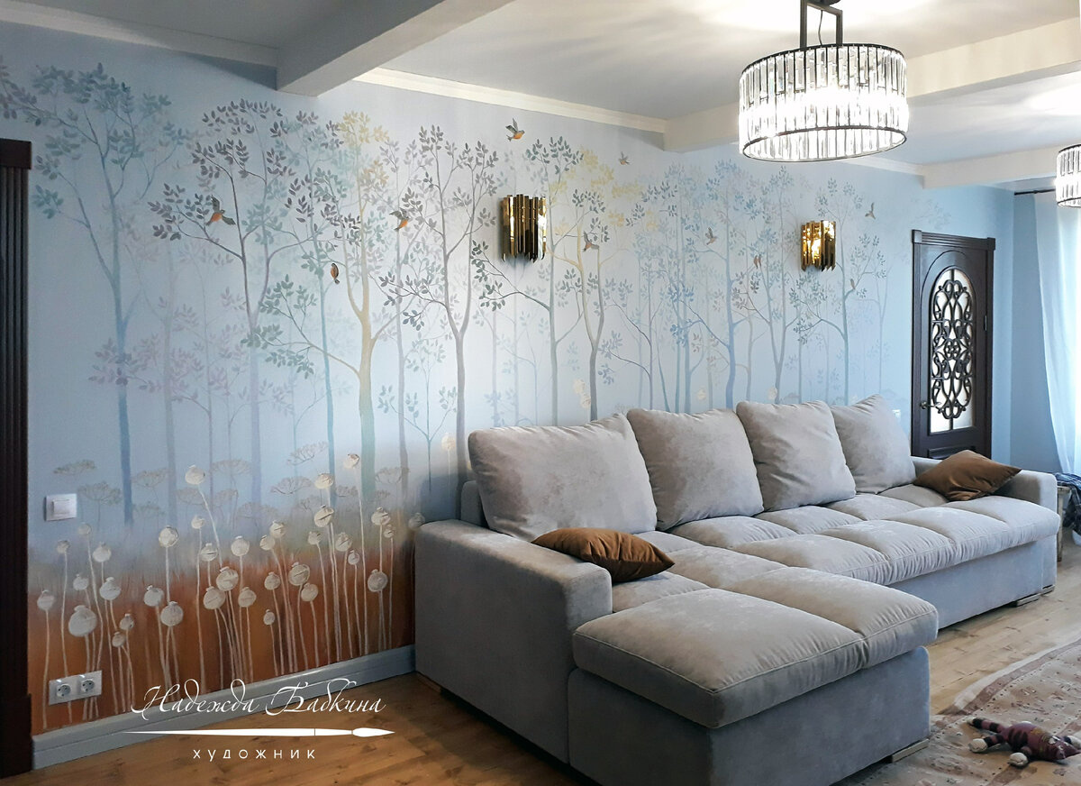 Роспись стены в гостиной. Объединяет основные цвета в интерьере.