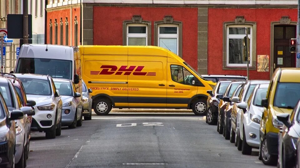 Международная DHL перестала принимать отправления для доставки на территорию России. Фото: pixabay.com