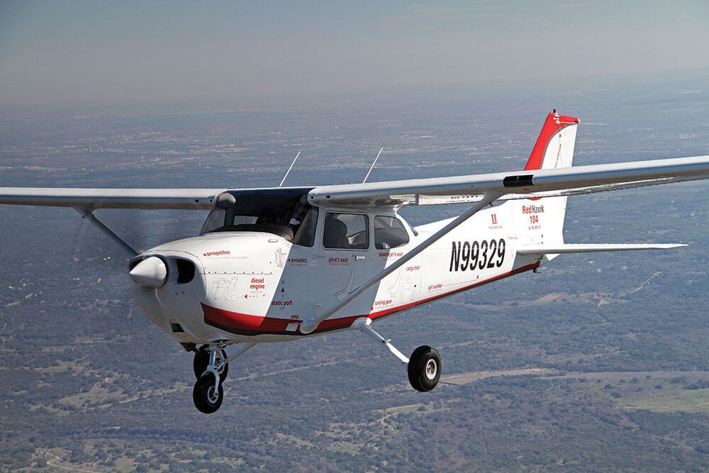 Cessna 172-Это самый массовый самолёт за всю историю, за всё время было произведено более 44000 единиц.  Это довольно простой самолёт. Размах крыльев 11,0 м, высота 2,72 м.-2