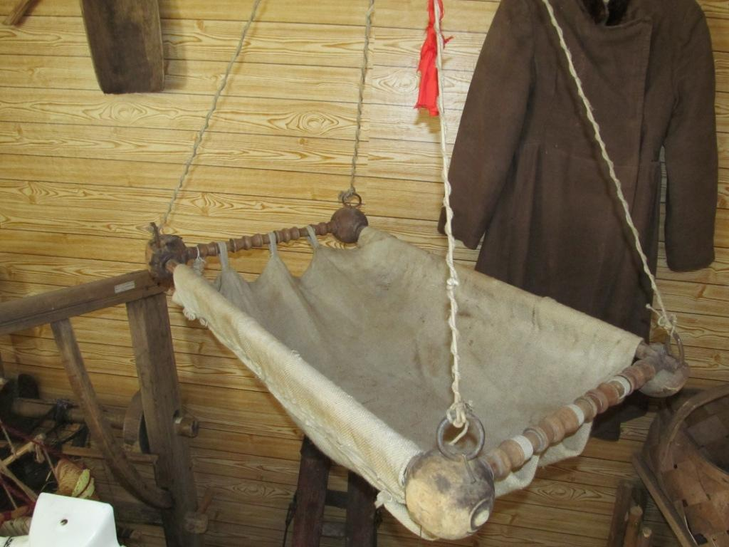 Зыбка колыбель люлька 19 век. Люлька зыбка подвесная в старину. Люлька колыбель 19 века. Русская зыбка люлька колыбель.