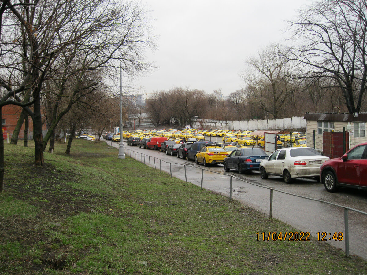 Почти в центре Москвы есть стоянки отстойники для такси и продуктовых машин.  Они полностью заставленны машинами сейчас | Отражение Реальности | Дзен