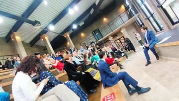 Кирилл Соловейчик перед амфитеатром, заполненным дизайнерами и представителями торговли