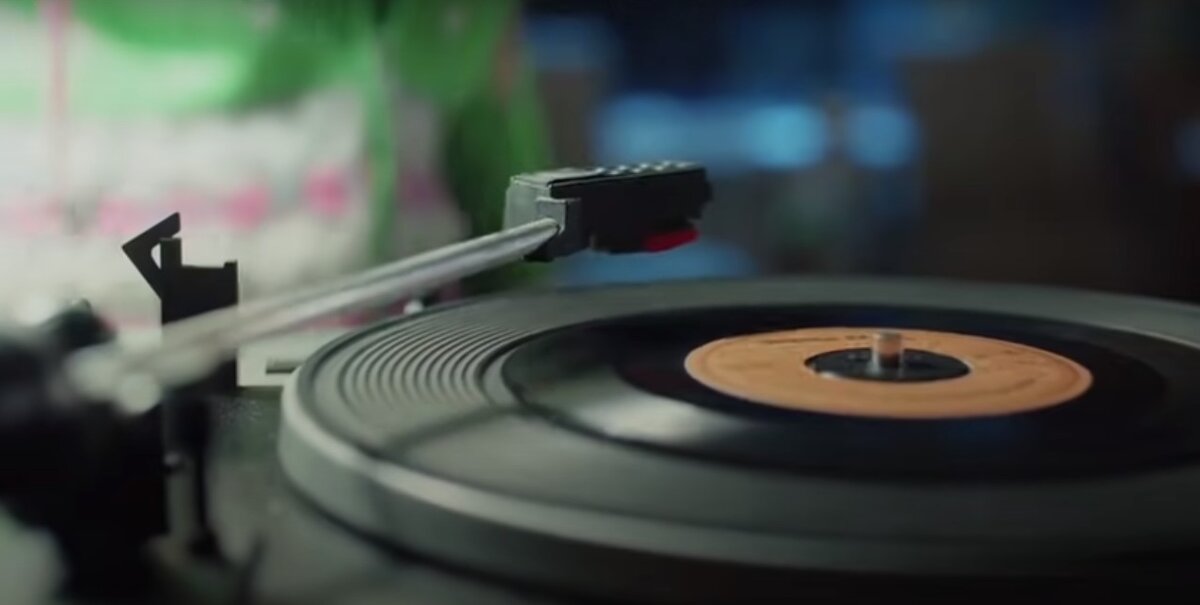 Старый проигрыватель, кадр из сериала "Черная любовь", в галерее несколько фото