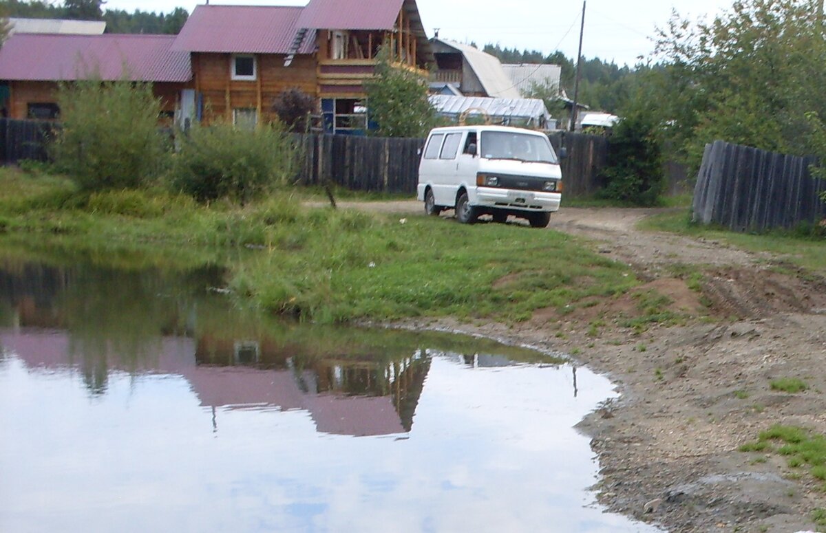фото нашего автомобиля. маленькое озеро в Сибири.