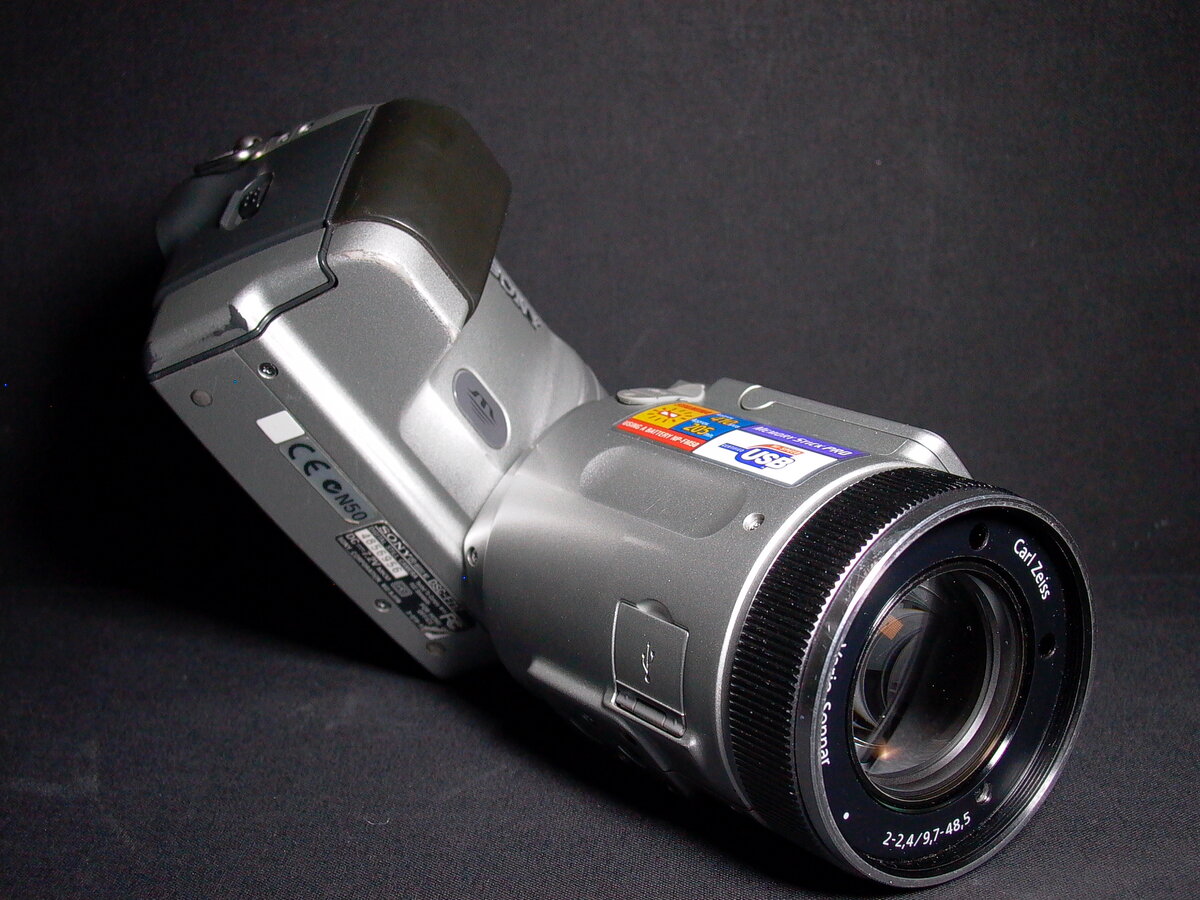 Шарнирное тело компактной камеры Sony F717.