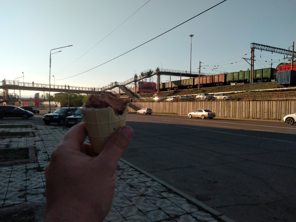 Планета вертится вокруг стаканчика :-)