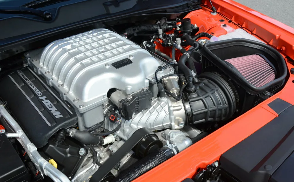 Мотор челленджер. Двигатель dodge Challenger 6.2. Двигатель dodge Challenger Hellcat. Dodge Challenger Hellcat engine. Dodge Charger srt Hellcat двигатель.