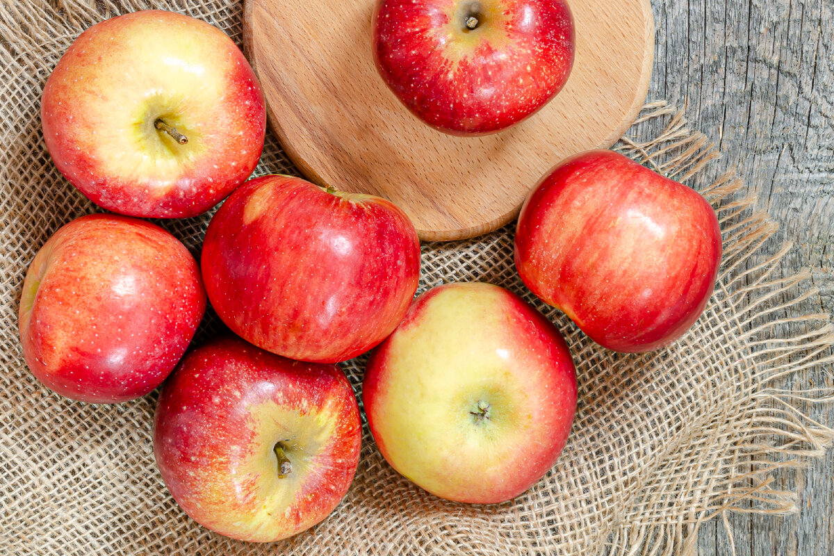 На фото красные яблоки