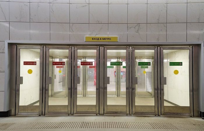 Почему на входе в метро делают такие странные и неудобные двери