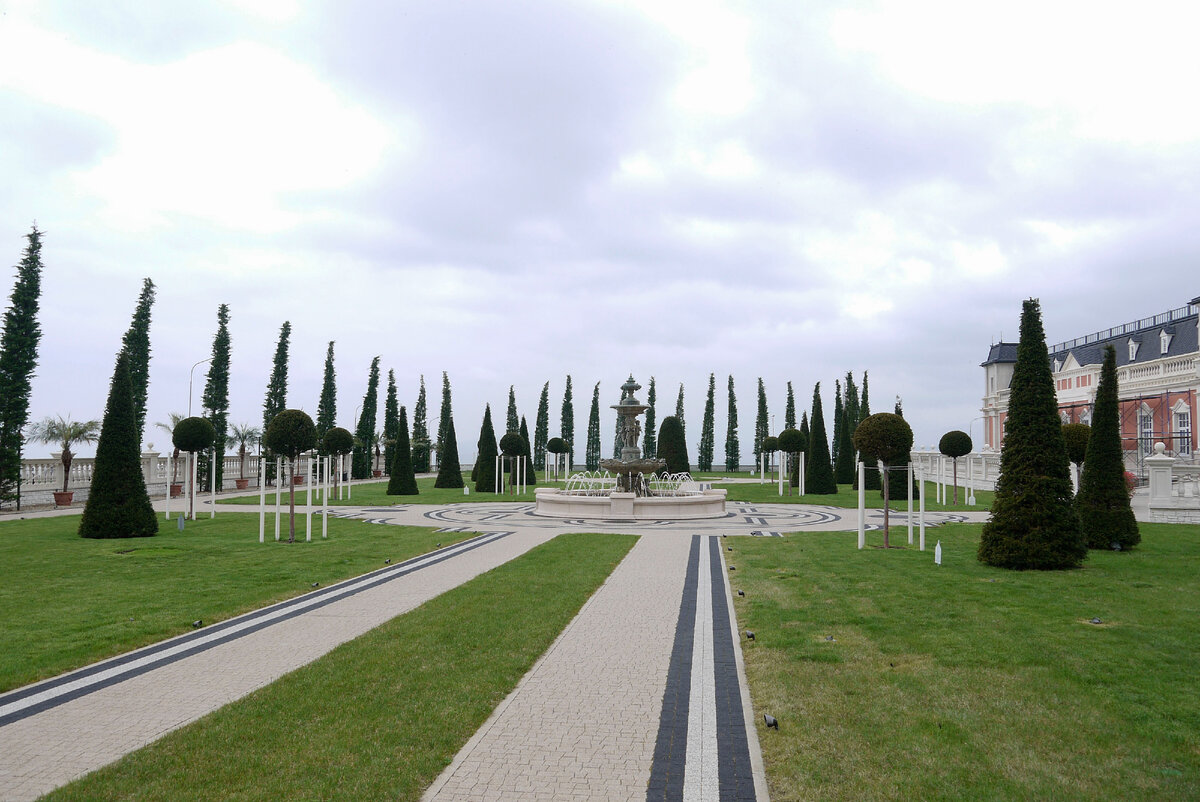 Постройки и парк притягивают взгляды. Не верится, что это в Геленджике.