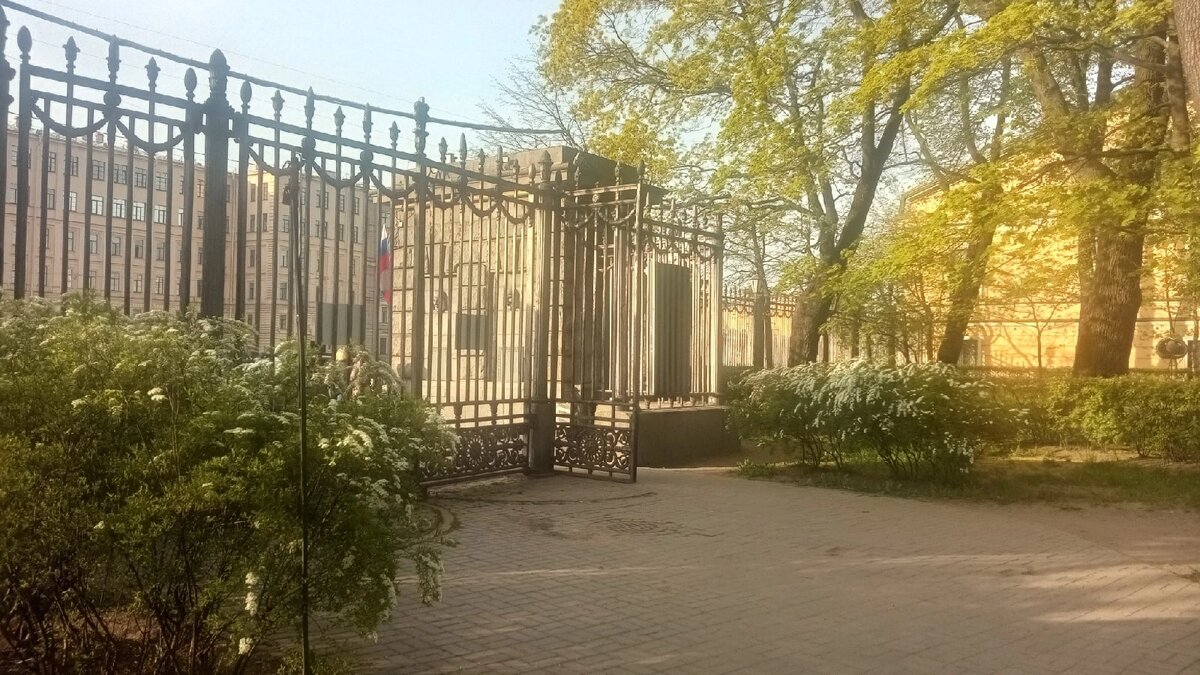 Фото автора, как и последующие. Вход в Измайловский сад со стороны Фонтанки. 