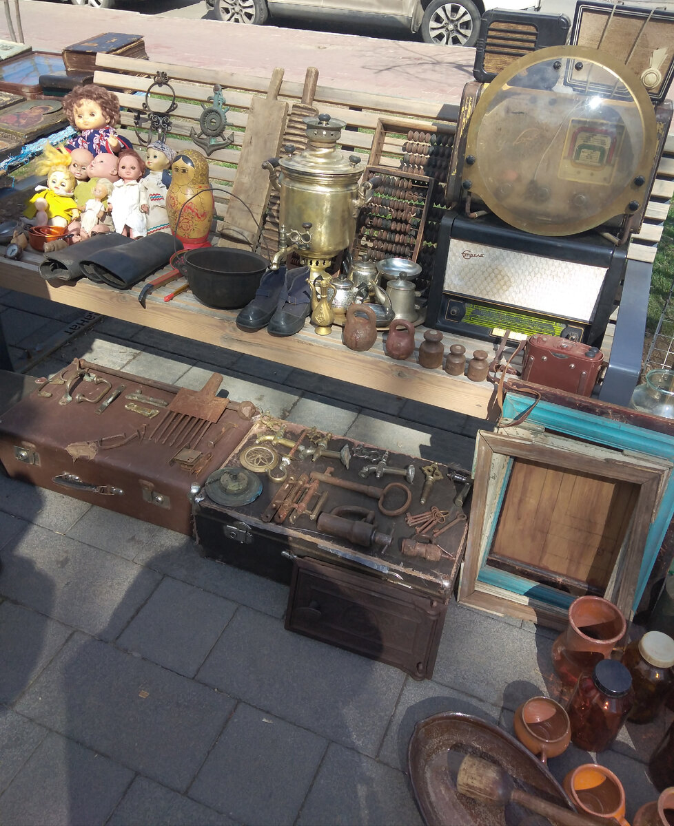 КУКЛЫ 70-Х ГОДОВ, МАТРЁШКА, СТИРАЛЬНЫЫЕ ДОСКИ, САМОВАР, ДЕРЕВЯННЫЕ СЧЁТЫ, ЛИНЗА ДЛЯ ТЕЛЕВИЗОРА ОДНОЙ ИЗ ПЕРВЫХ МОДЕЛЕЙ, ЧЕМОДАНЫ, РАМКИ ДЛЯ КАРТИН И ПРОЧЕЕ, ПРОЧЕЕ... 