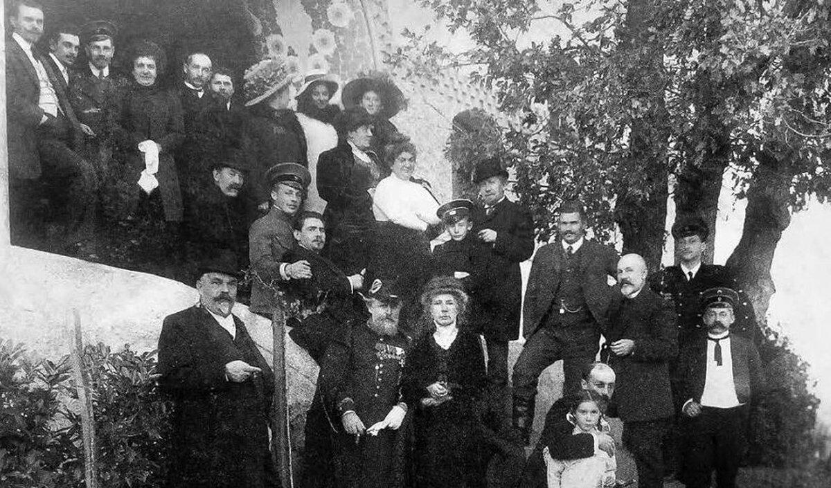 Н.П.Краснов (третий справа) с гостями у собственного дома на улице Николаевской (ныне ул.Коммунаров,7). 9 декабря 1910 г.
