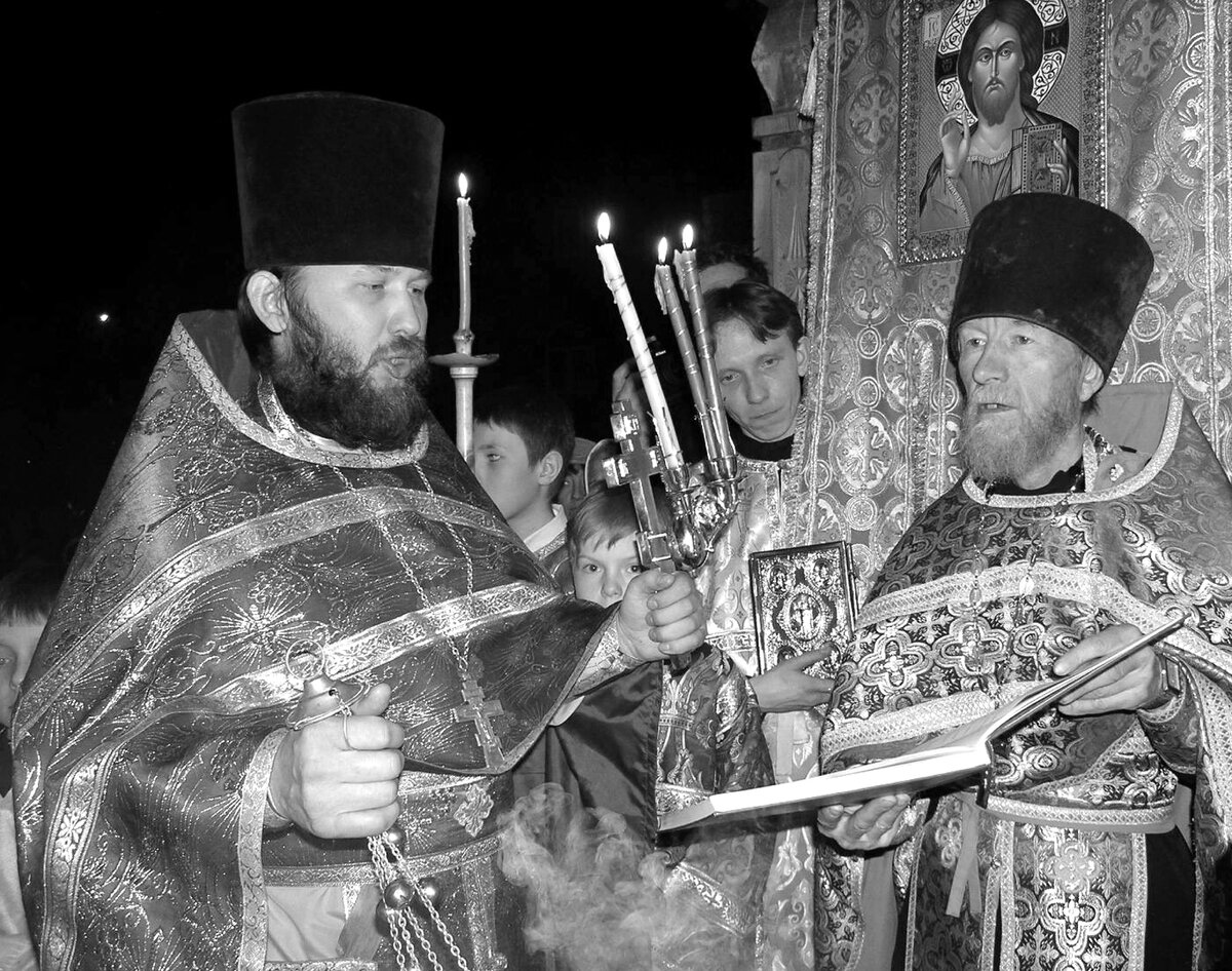 Священники Андрей Козорезов и Николай Векшин во время Пасхальной утрени; в ночь на 1 мая 2005 г.