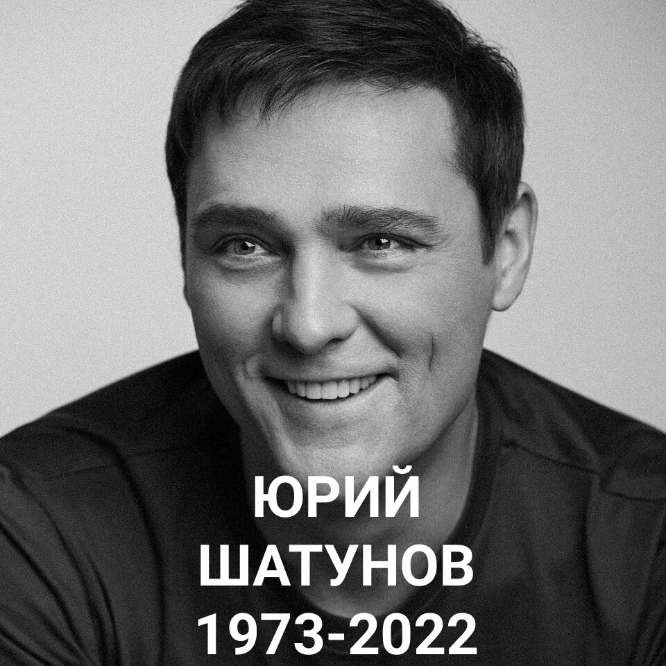 Сам певец.