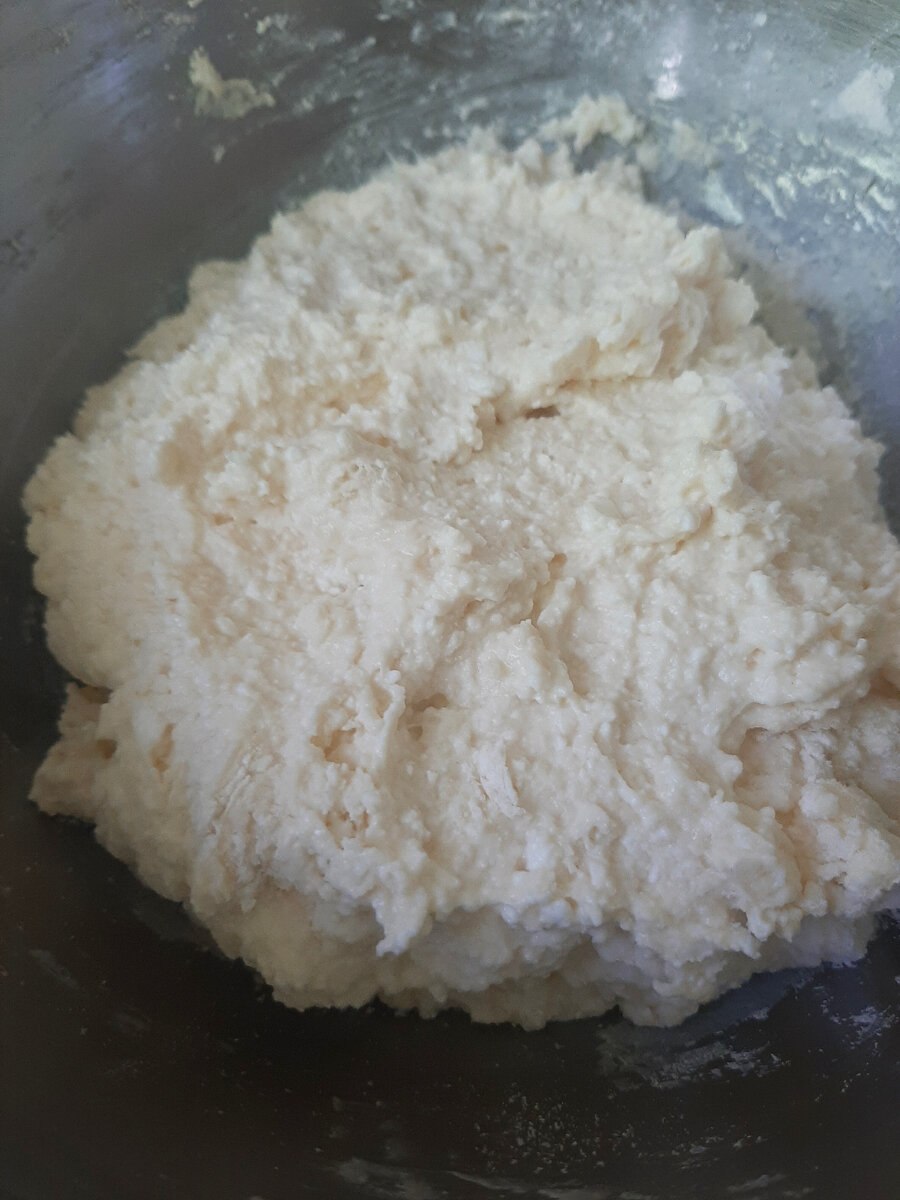 Массу для сырников нельзя долго мешать с мукой, чтобы тесто не стало тугим.