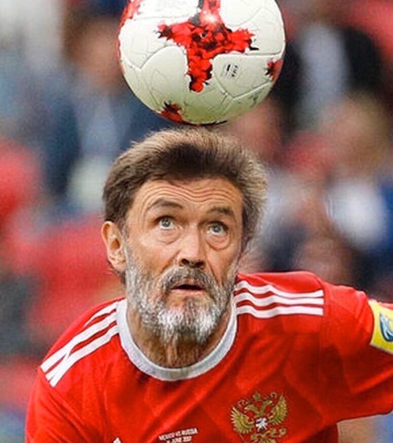  Жиркова часто называют “дедом”, но он даст фору многим молодым футболистам. Фотоколлаж: сообщество «Живи футболом | Лига чемпионов»