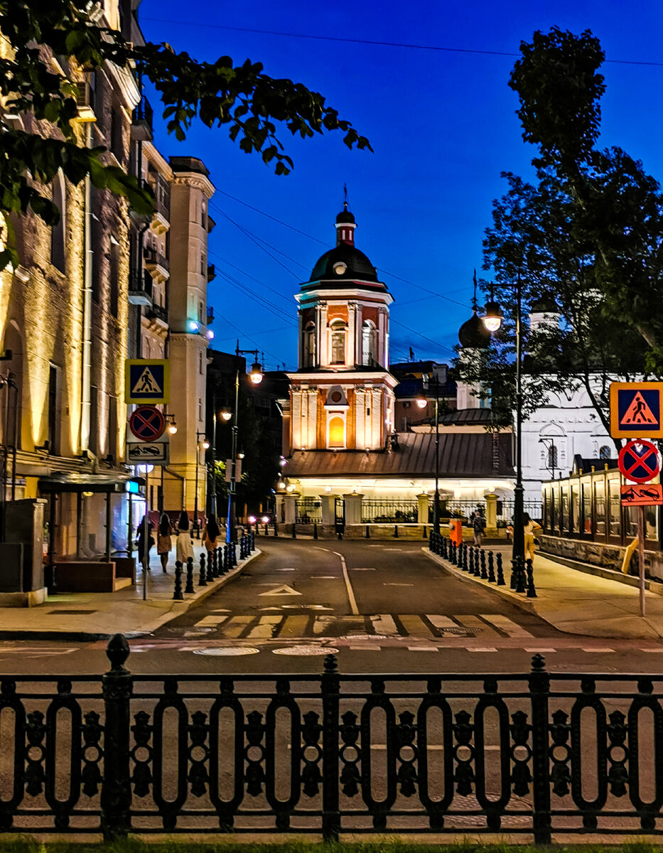 Богословский переулок и Церковь Иоанна Богослова на Бронной. Вид с Тверского бульвара. 