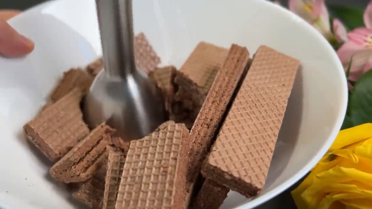 Измельчите вафли блендером