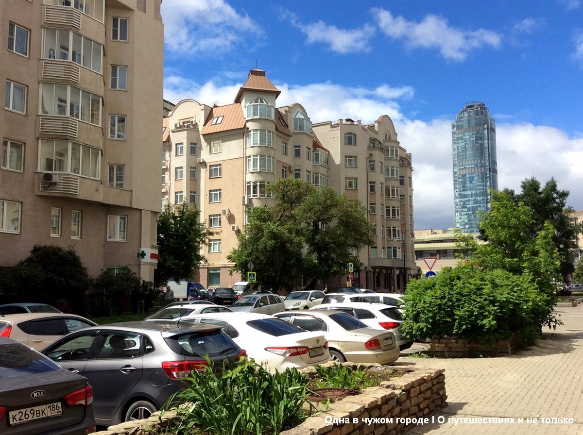 В "Атомстройкомплексе" считают свои "замковые дома" прорывом в городской архитектуре, но не все с этим согласны. Многие архитекторы склоняются у мнению, что псевдостаринный стиль делает Красноармейскую больше похожей на театральную декорацию, чем на городскую улицу.  