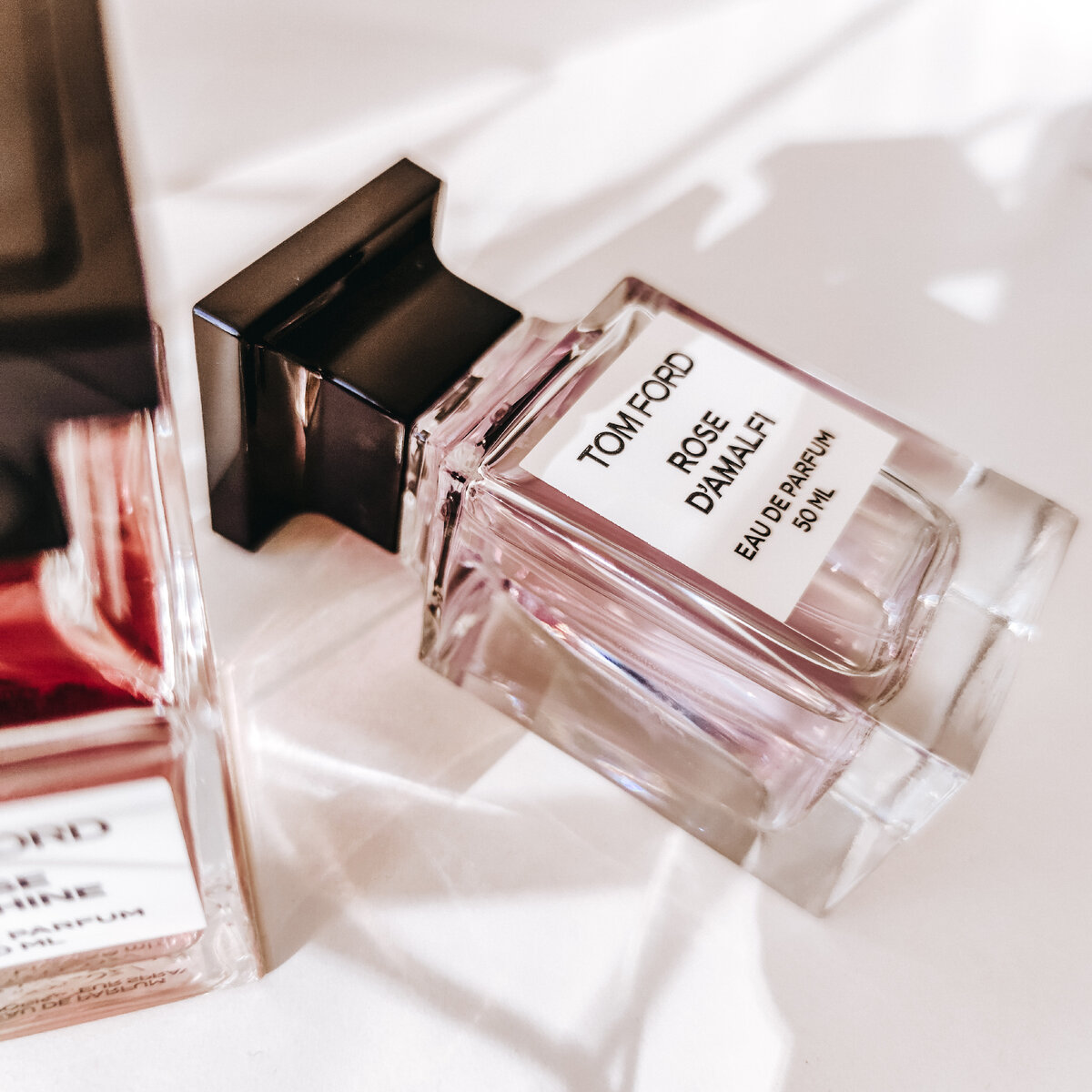 Rose D'Amalfi имеет очень красивый нежный оттенок самой жидкости во флаконе - джуса. Фото - личная собственность автора. 