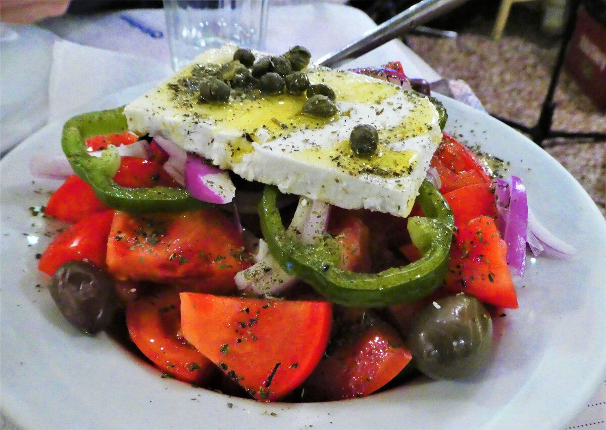 Затрудняюсь ответить на вопрос, где мне подали этот греческий салат: в кафе или в ресторане? Впрочем, было вкусно, а не это ли главное?