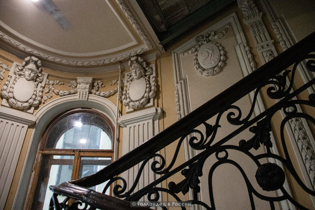 Такая лестница ведёт к Почте России. Фото: из личного архива