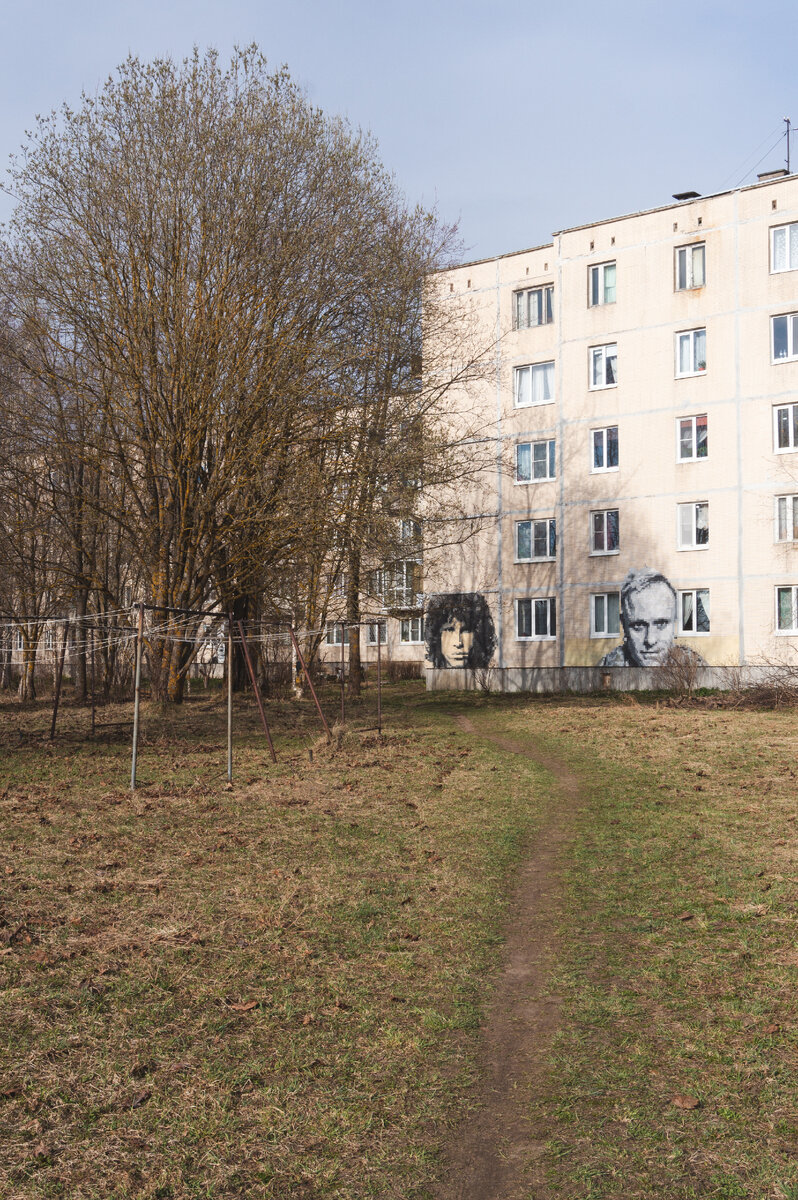 Первыми взору открываются портреты Джима Моррисона и Кита Флинта