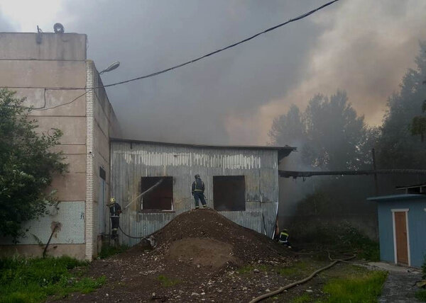 Пожар на предприятии в Петербурге. Обложка © ГУ МЧС по Санкт-Петербургу