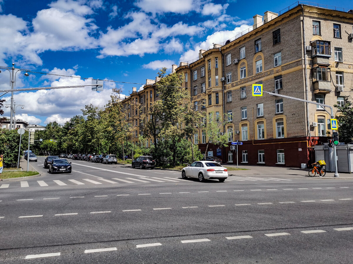 Вид на Проектируемый проезд № 3808 со стороны улицы Маршала Бирюзова.