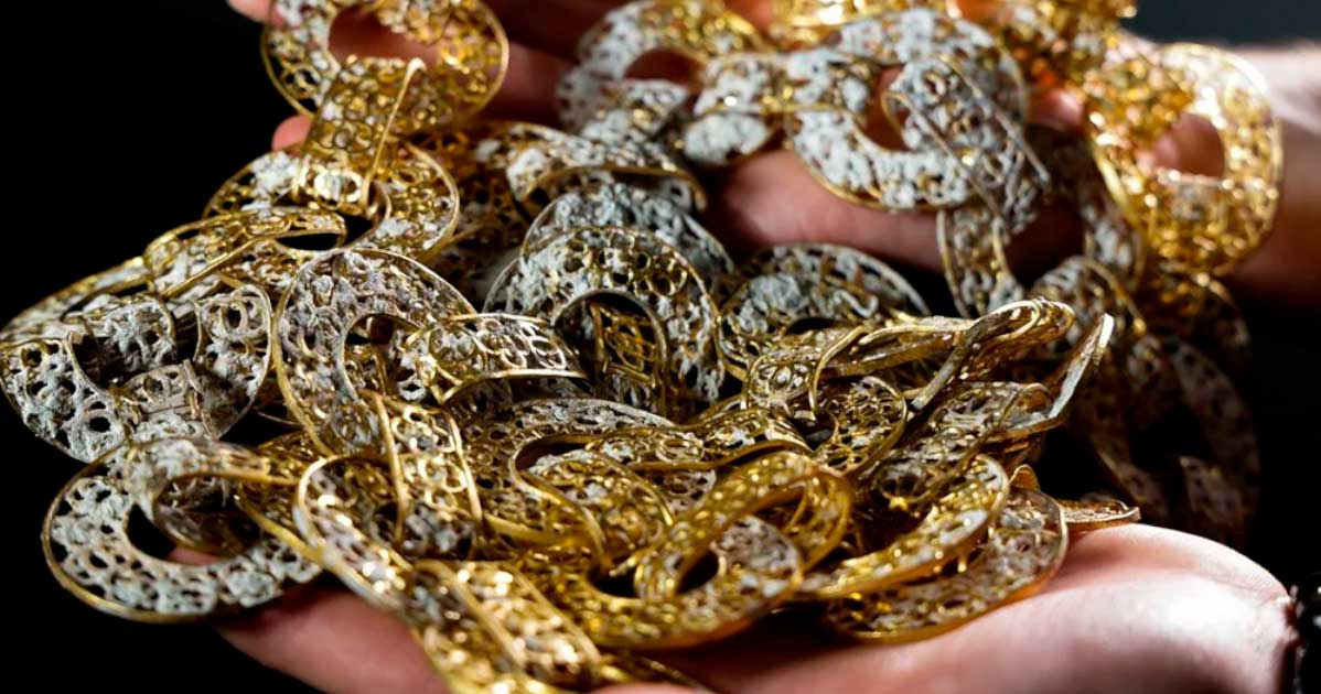 Огромная золотая филигранная цепочка, найденная вместе с Чудесным кораблекрушением на Багамах.