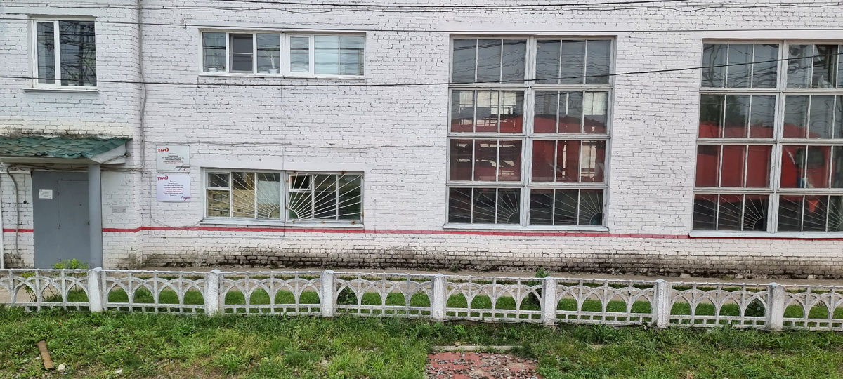 Здание ЭЧ на станции Бологое-Московское. Заборчик уже заменён. Фото Алексей Алексеев