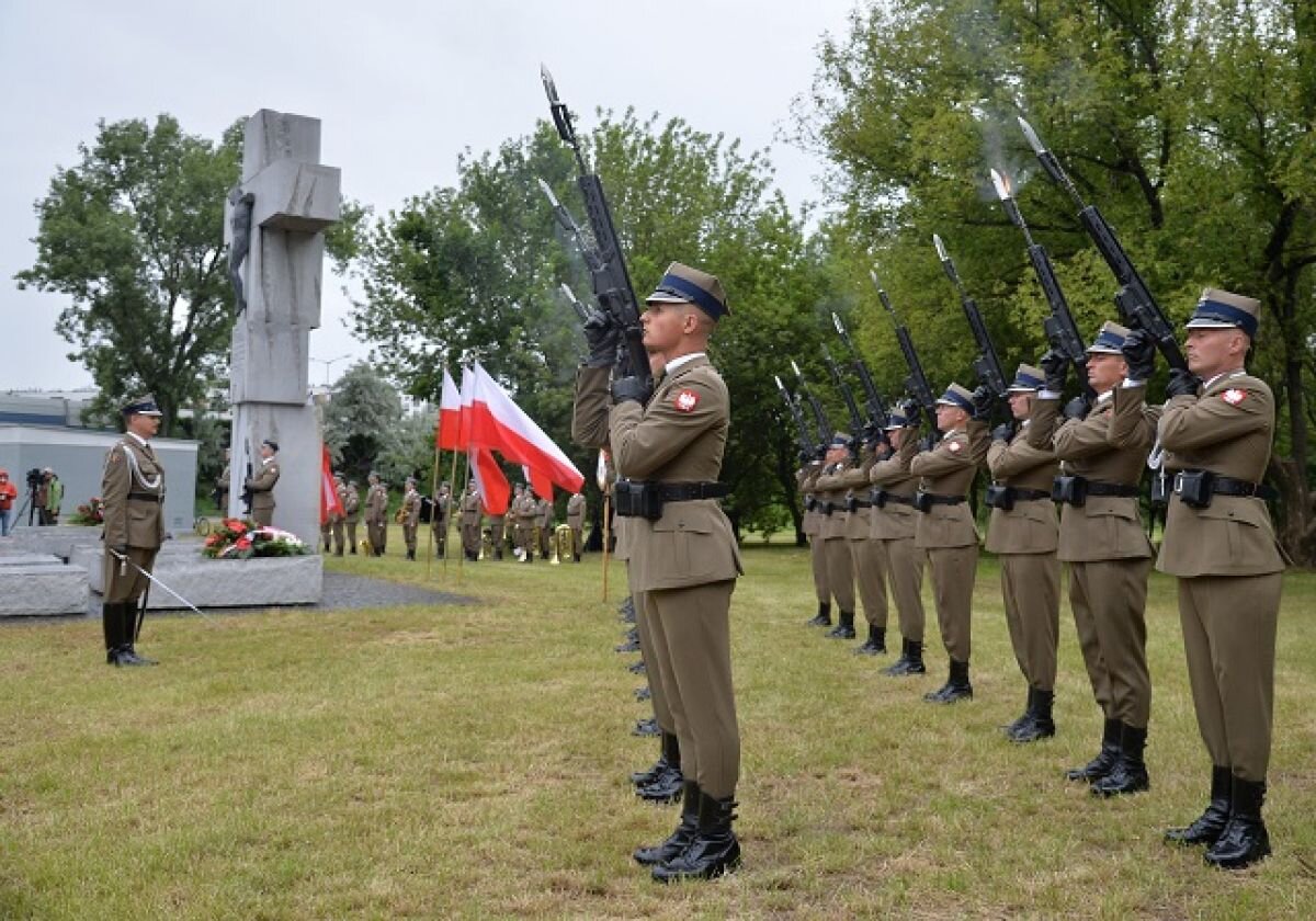    Почетный караул на памятных мероприятиях у памятника жертвам Волынской резни.