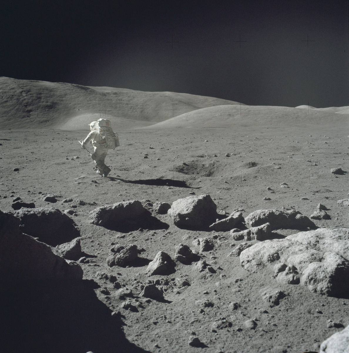 Шагающий по луне. Аполлон - 17 1972. Луна снимки НАСА реальные снимки. Шмитт астронавт фото НАСА Аполлон 17. Лунная пыль Аполлон 11.