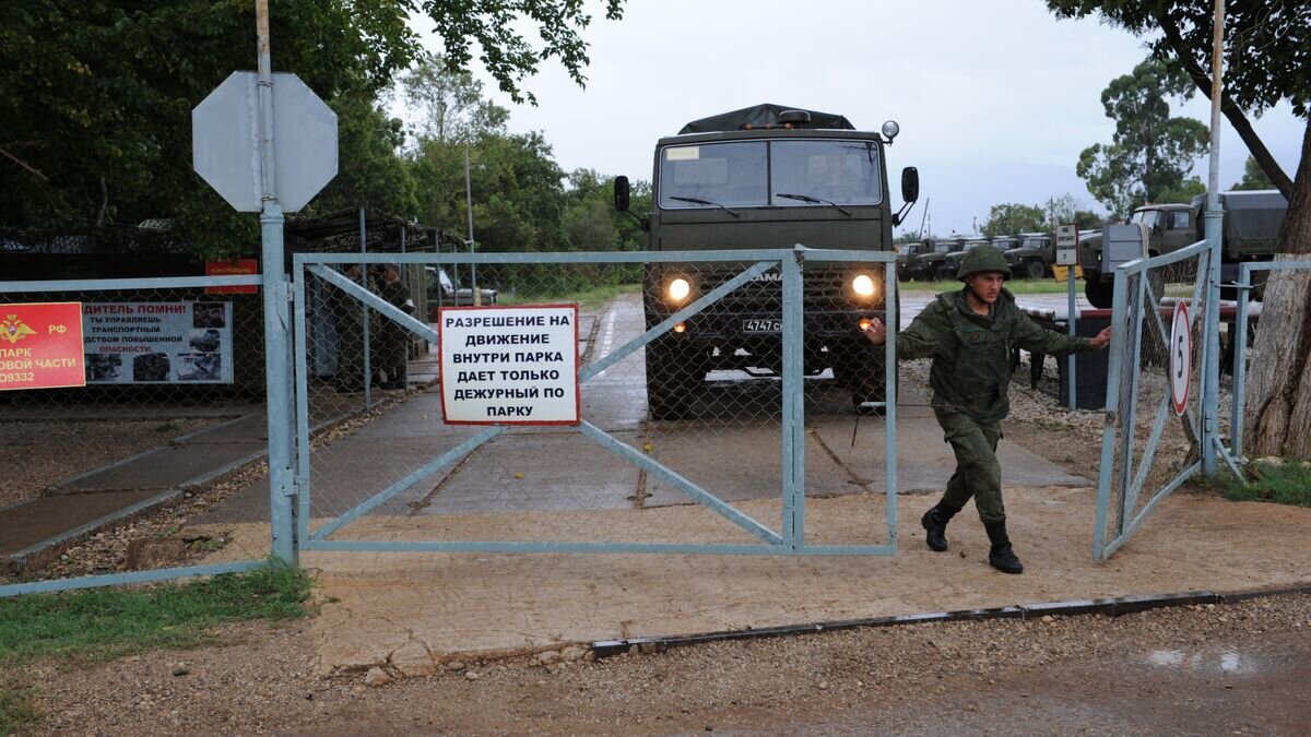    Российская военная база в городе Гудаута Республики Абхазия© РИА Новости / Сергей Пятаков