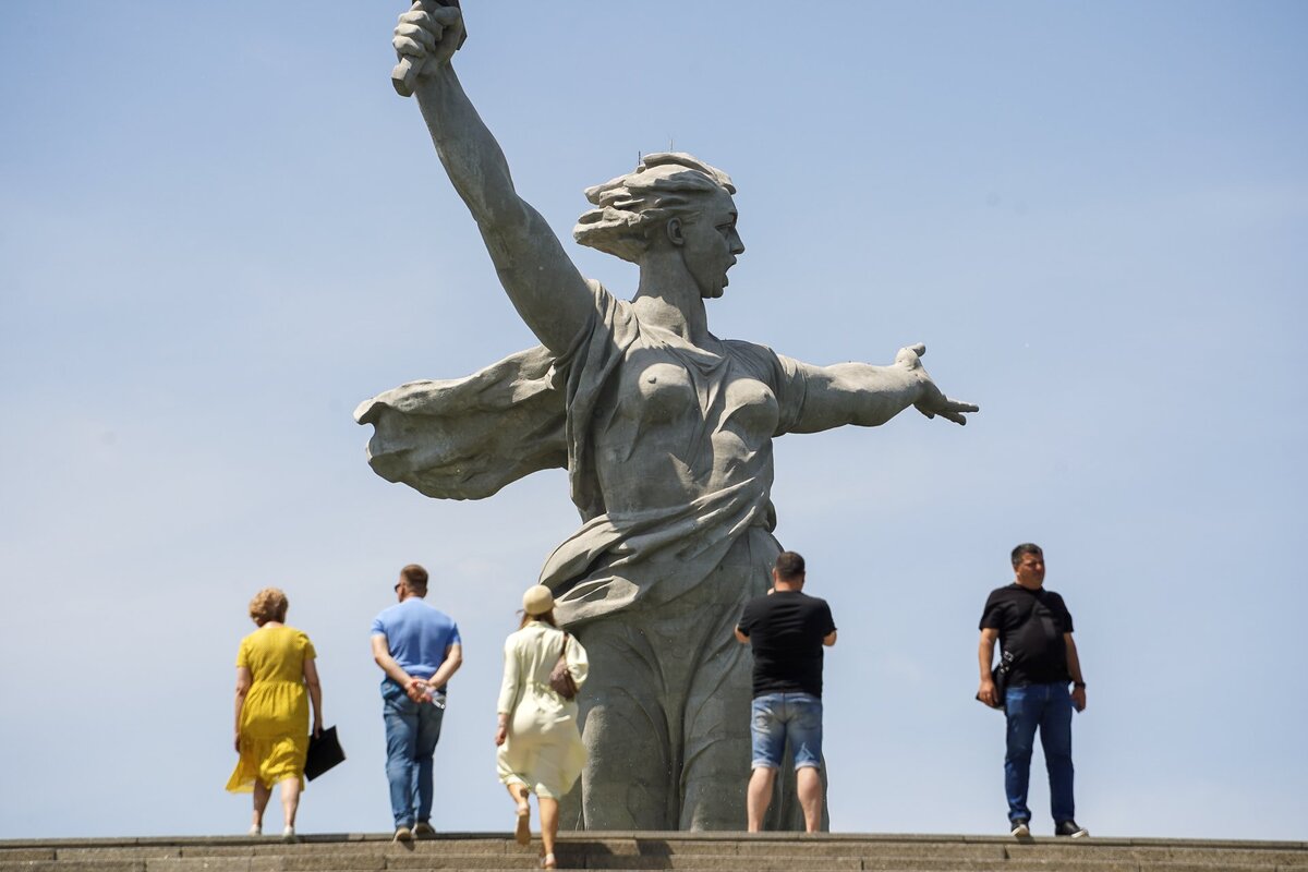 Туристы посетили. Волгоград туризм. Туристы в Волгограде. Волгоград фото. Огромный Волгоградская область.