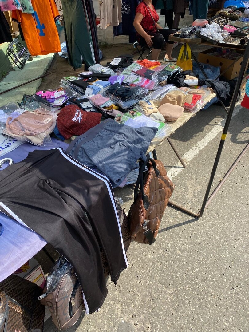 Примерно так выглядели рынки, когда мы выбирали одежду, кстати они есть даже сейчас.