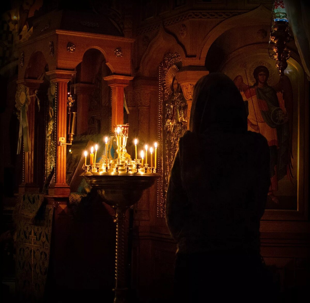 молящийся человек в храме