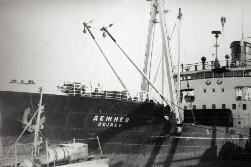     Ледокол «Дежнев», первый принявший огонь на себя в бухте Диксона, после сражения был отремонтирован и продолжил службу. Фото: предоставлено музеем школы Диксона