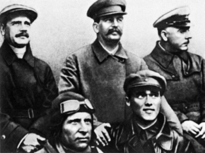 Памятная фотография - Сталин положил руку на плечо молодого Яковлева