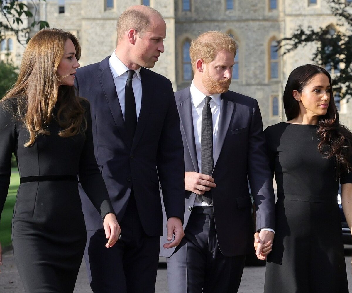     «Забыла обиды»: Меган Маркл в траурном платье появилась в Виндзоре вместе с Гарри, Уильямом и Кейт Миддлтон