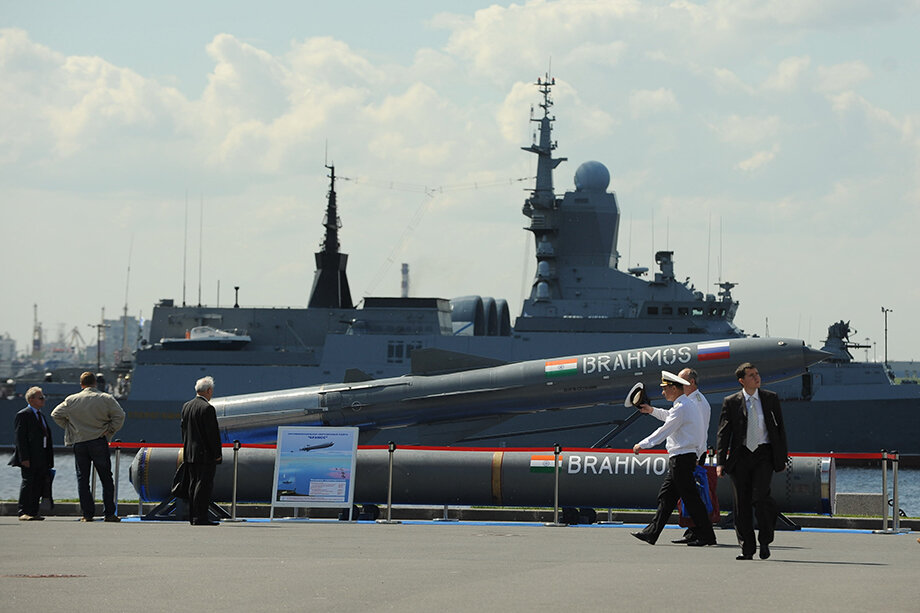 24 июня 2009 года. Противокорабельная сверхзвуковая ракета «БраМос» на IV Международном военно-морском салоне на территории выставочного комплекса «Ленэкспо». Фото: Руслан Шамуков/ТАСС