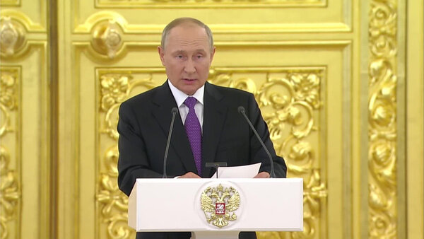 Владимир Путин поздравляет работников Роспотребнадзора. Видео © Кремль